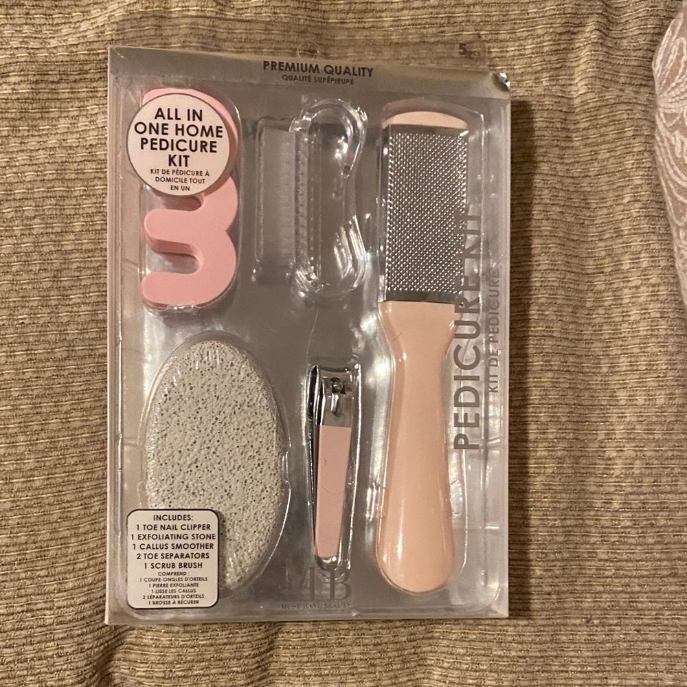 🩷🩶🩷NWT Pedicure Kit with Pink and Silver Tools